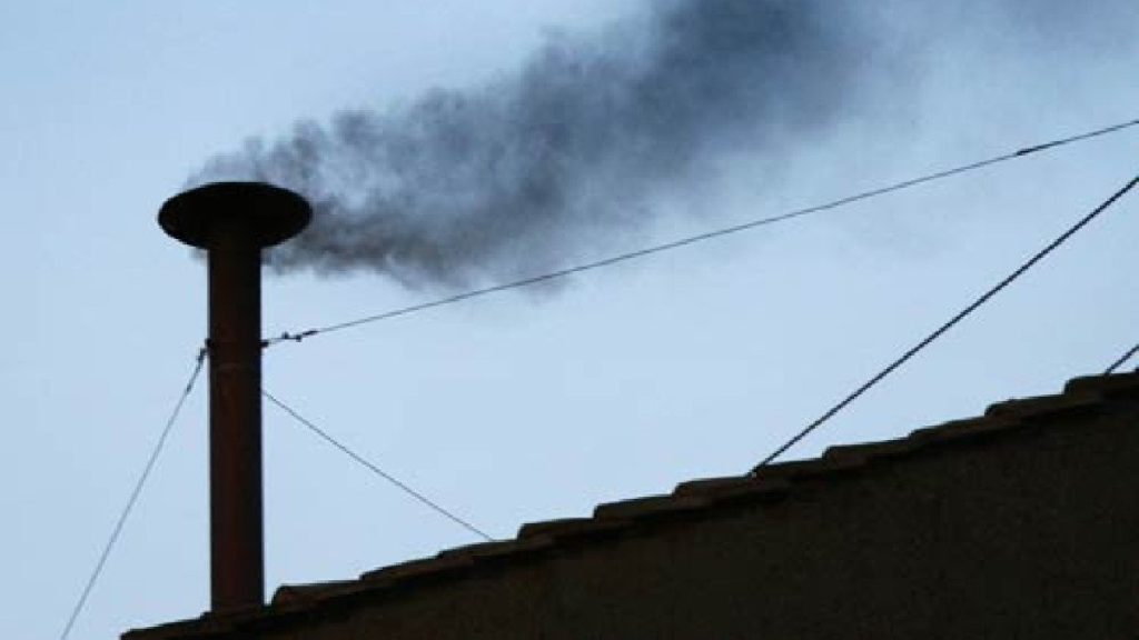 Conclave, la prima fumata dal comignolo sulla Cappella Sistina è nera