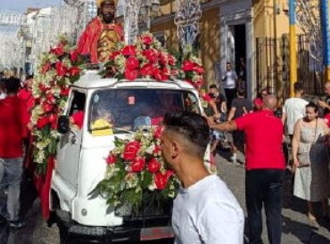 Angri, la processione è troppo lunga: San Giovanni “esce” due volte