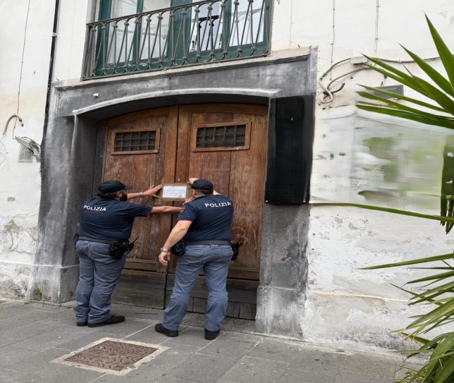 Salerno, alcol ai minori in bar del centro: chiusura per 15 giorni