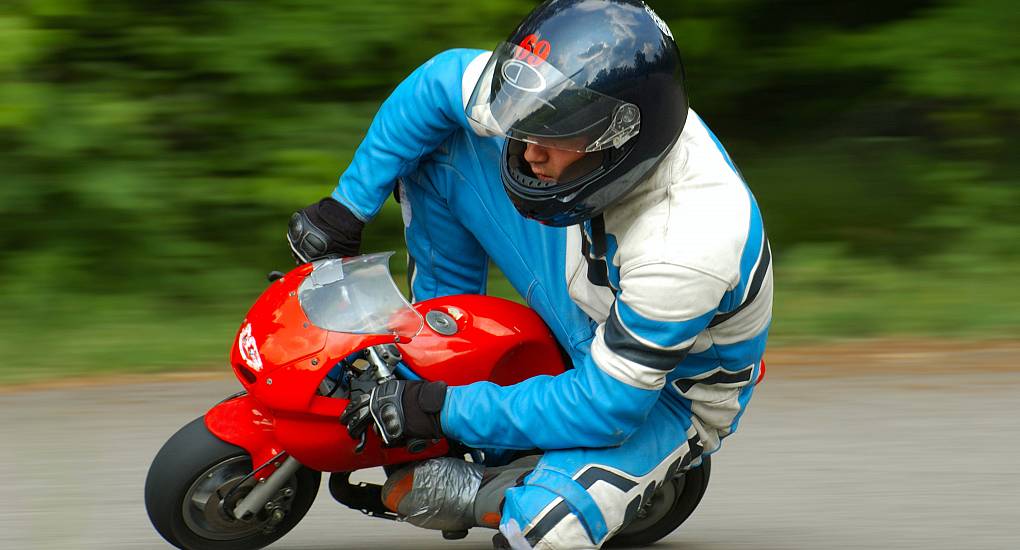 Bambino di 9 anni in sella a mini moto con cilindrata da 100 cc