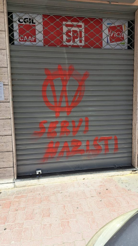 Salerno, scritte no vax e “servi nazisti” contro la sede Spi Cgil