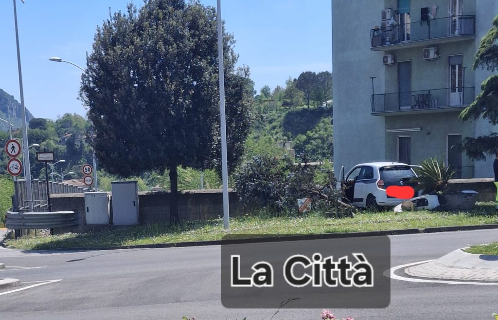 Cava de’ Tirreni, perde il controllo dell’auto e finisce contro un muro