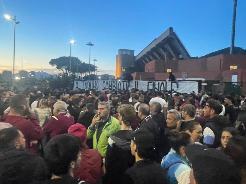 Salernitana, la protesta dei tifosi all’Arechi: «Disertiamo i playout»