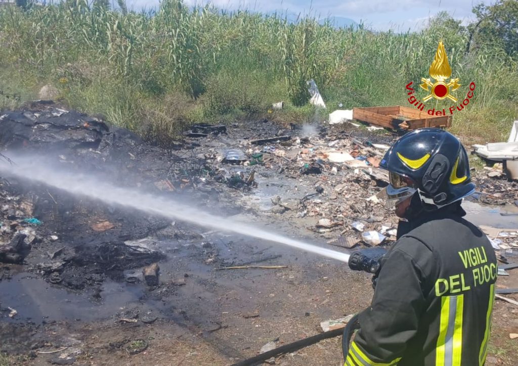 Incendio a Pontecagnano: fiamme in via Lago di Caldonazzo