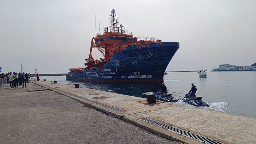 Salerno, al “Manfredi” lo sbarco dei piccoli migranti