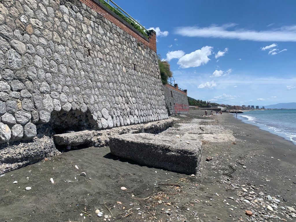 Salerno, il lungomare dei pericoli fra “grotte”, buchi e voragini