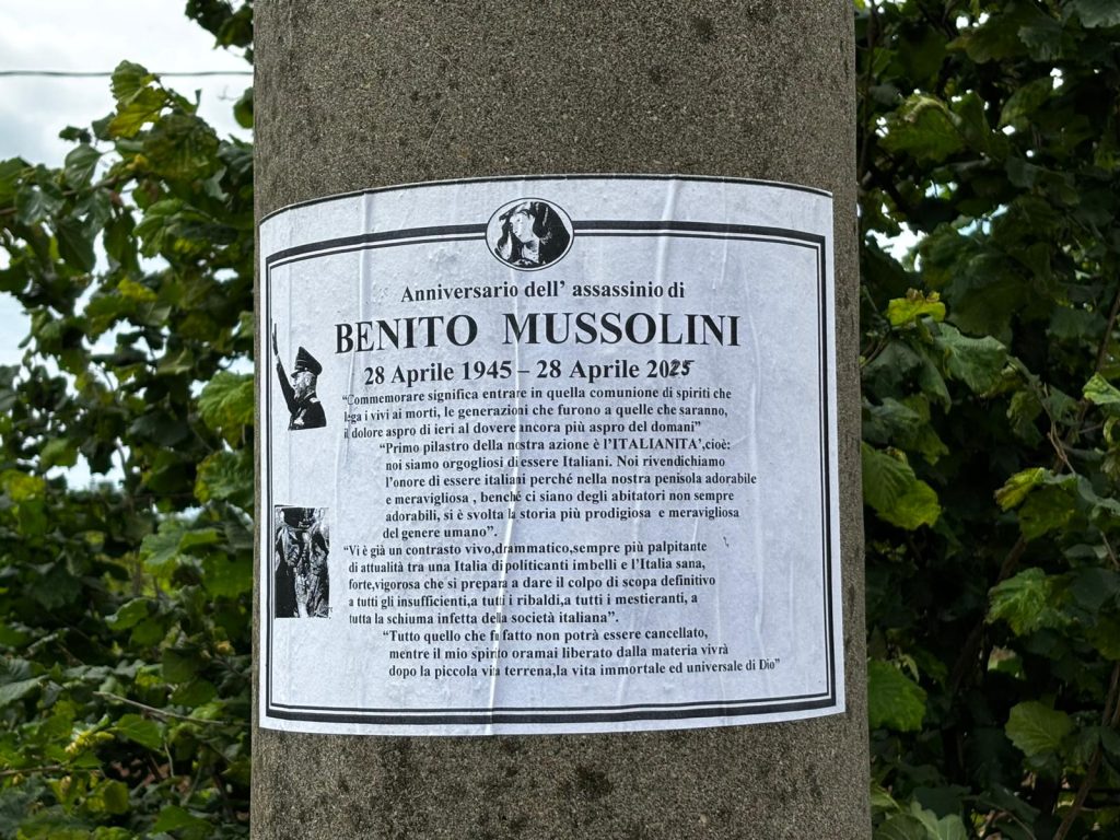 Montecorvino Rovella, poster per il Duce nella mini Predappio