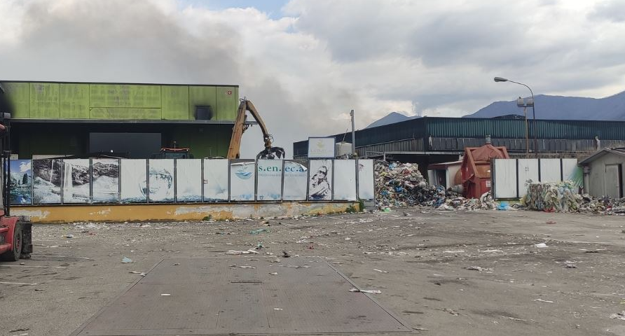 «No al silenzio sull’incendio all’ex sito Helios»