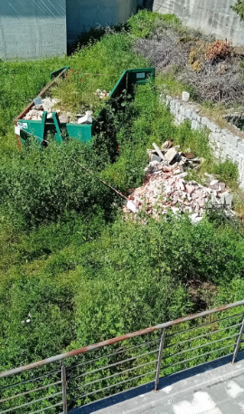 Cimitero, rifiuti stipati: c’è il sequestro a Buccino