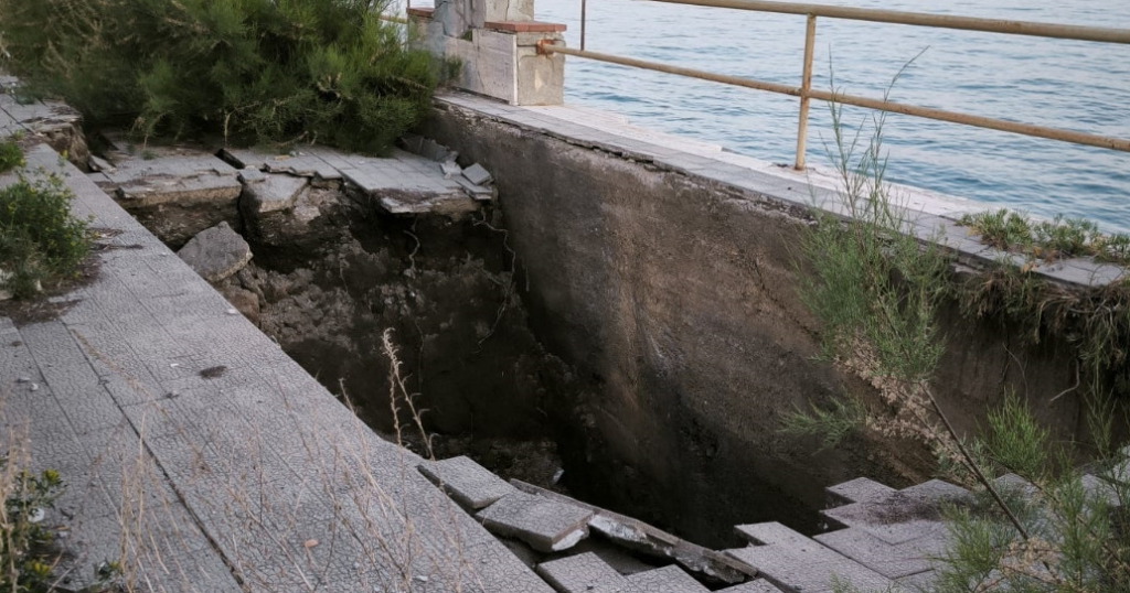 Salerno, il lungomare cede: voragine al pattinodromo