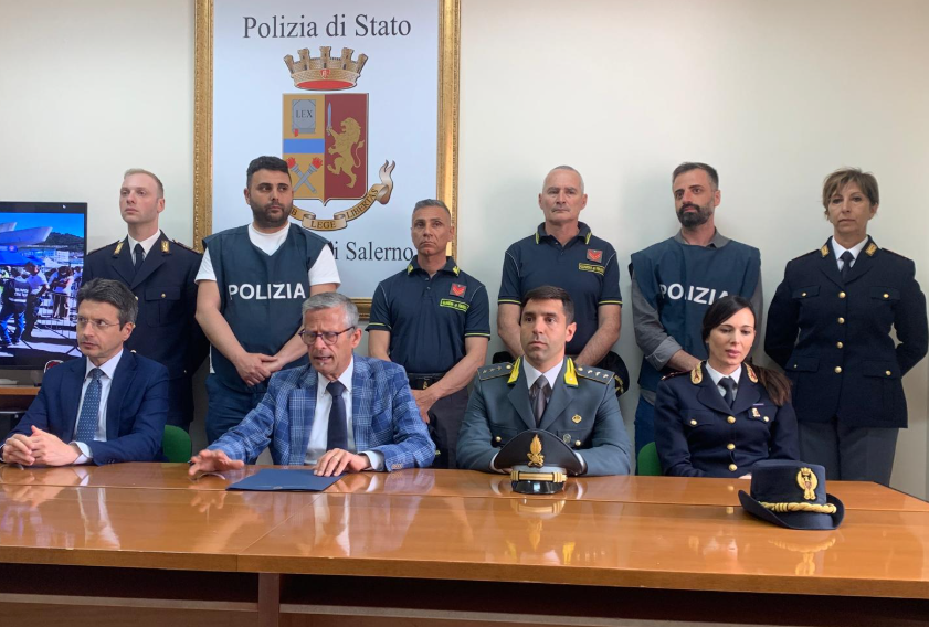 Lo sbarco a Salerno, ragazzini scafisti per pagarsi il viaggio della disperazione