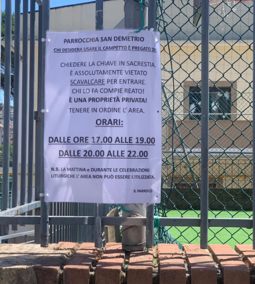 “Invadono” il campo della chiesa a Salerno, il parroco: «Adesso chiedeteci le chiavi»