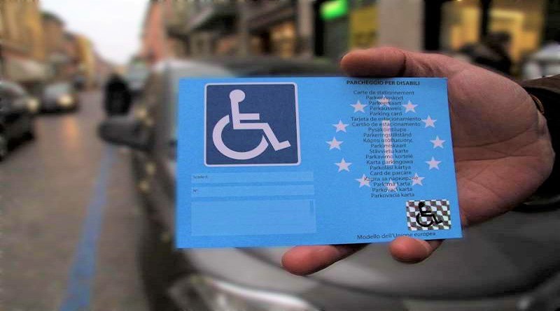 Cava de’ Tirreni, sosta con il pass per l’invalido ma l’avente diritto è a casa