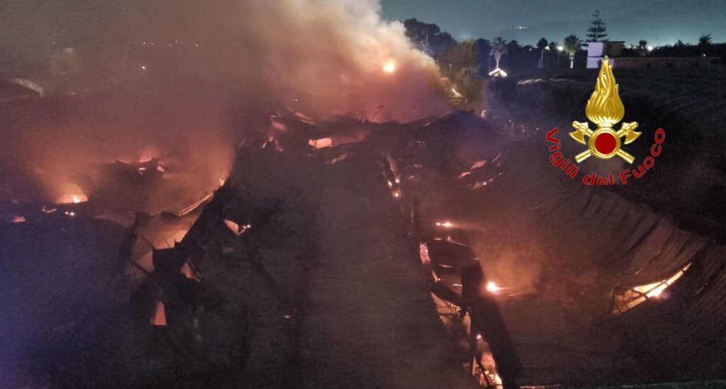 Angri, maxi incendio distrugge capannone