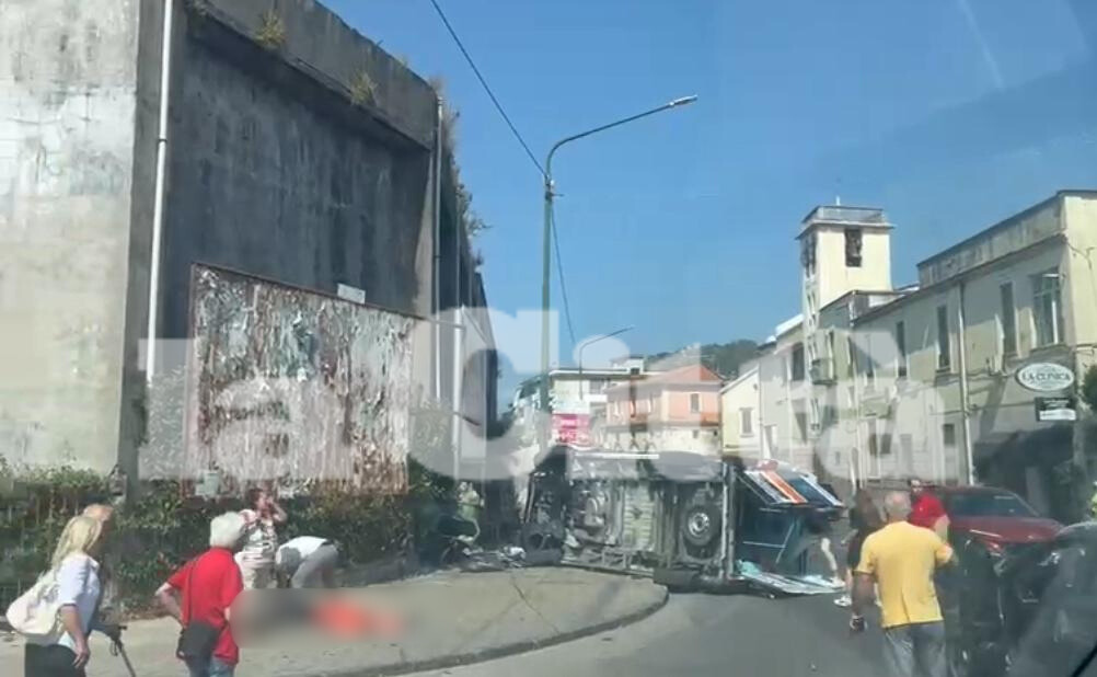 Salerno: un’ambulanza del servizio 118 si ribalta