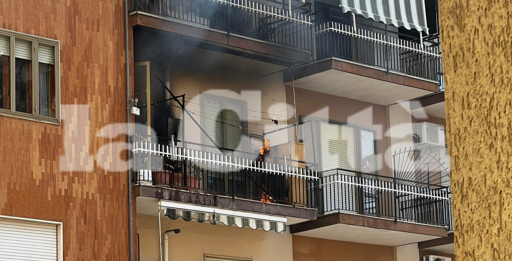 Paura a Eboli: appartamento in fiamme in via Paesano