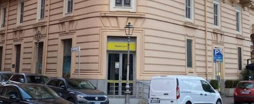 Salerno, i numeri chiudono l’ufficio postale su lungomare