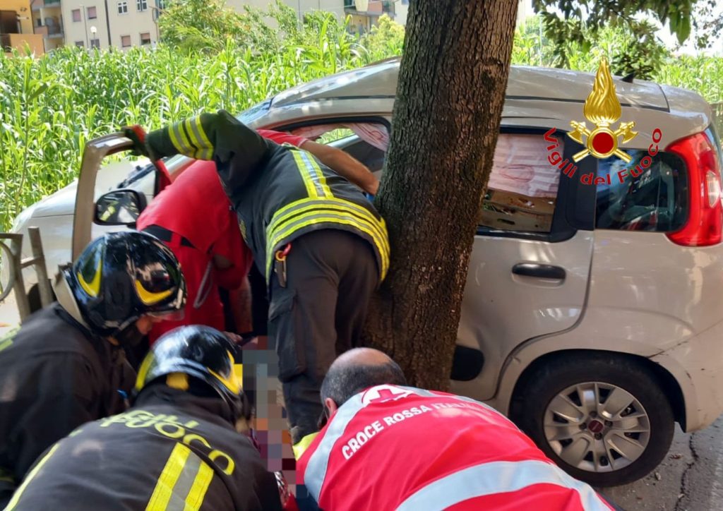 Salerno, con l’auto contro l’albero: ferita la conducente