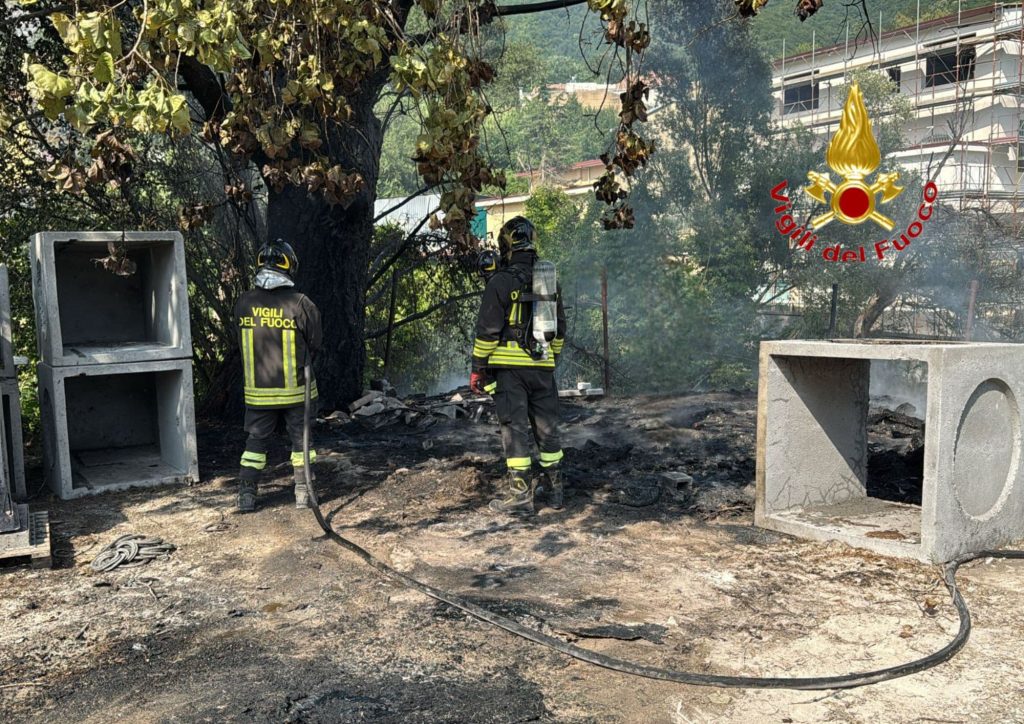 Incendio in ditta edile a Capezzano