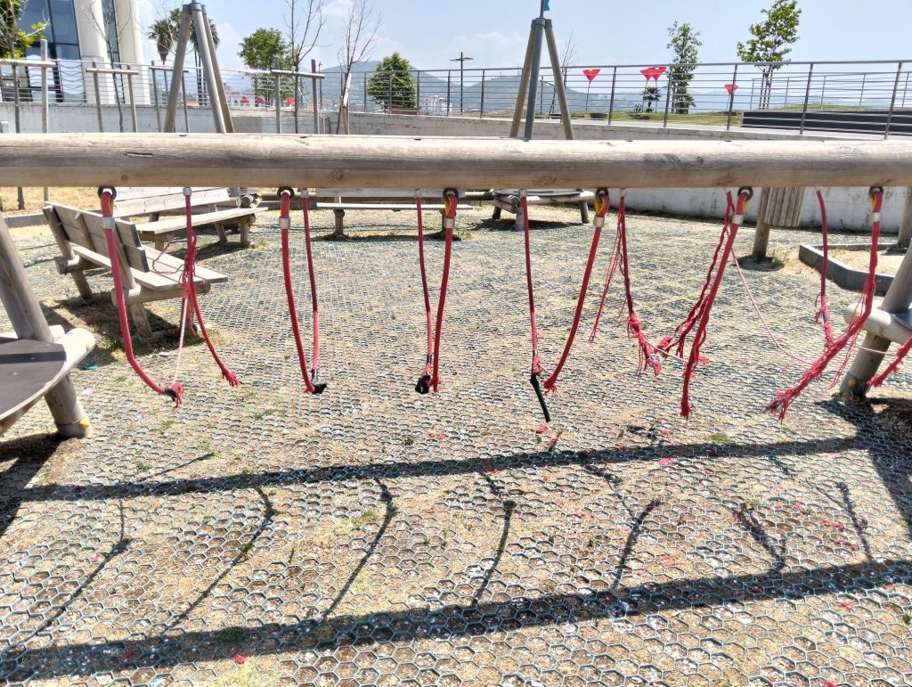 Salerno, lo scempio dell’area Crescent: i bimbi giocano fra danni e degrado