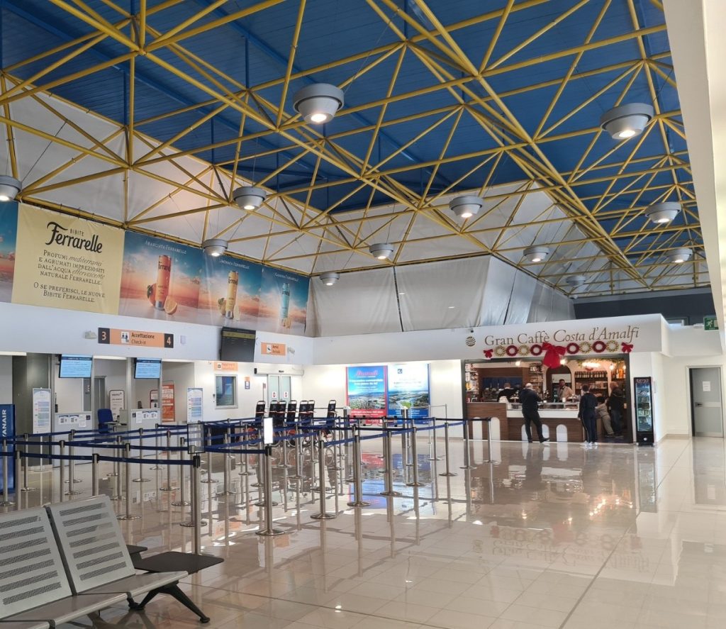 Aeroporto Salerno-Costa d’Amalfi, boom di voli: dilagano gli Ncc abusivi
