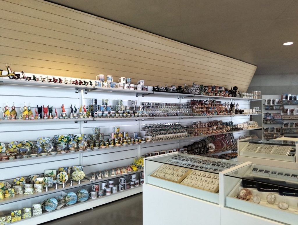 Salerno “città turistica”? Non c’è nemmeno un gadget per i visitatori