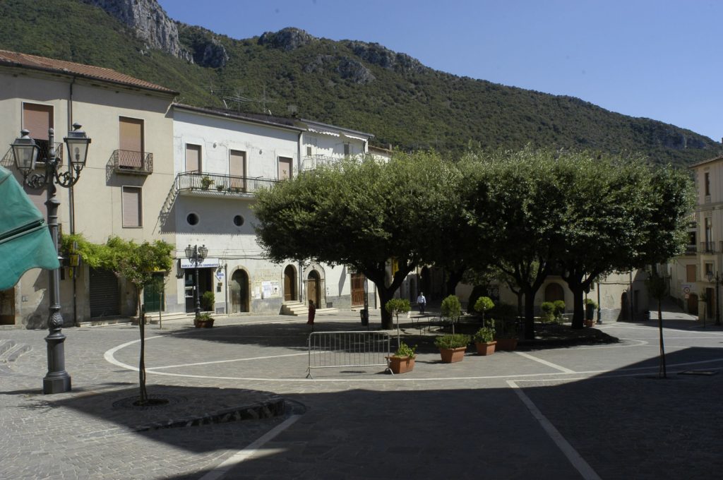 Controne, trova il figlio morto a letto