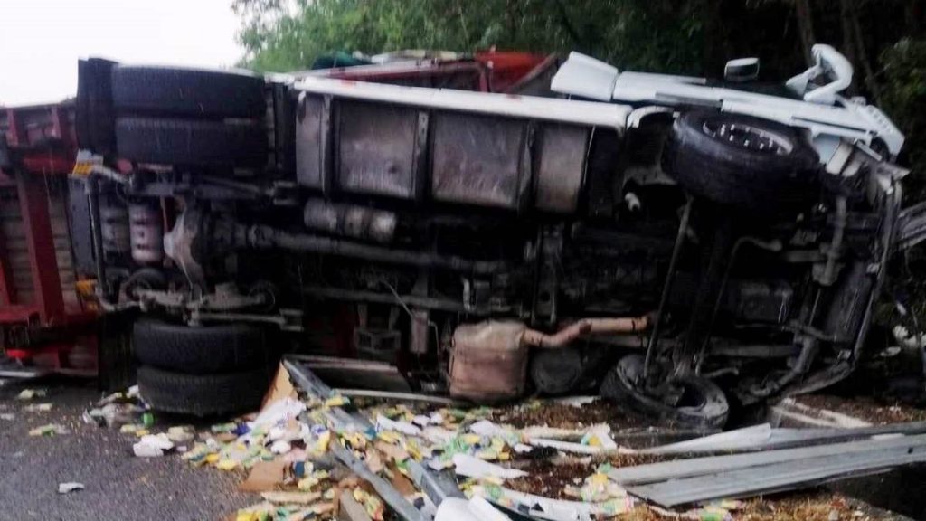 Incidente sull’A2 tra Eboli e Campagna: camion si ribalta, traffico in tilt