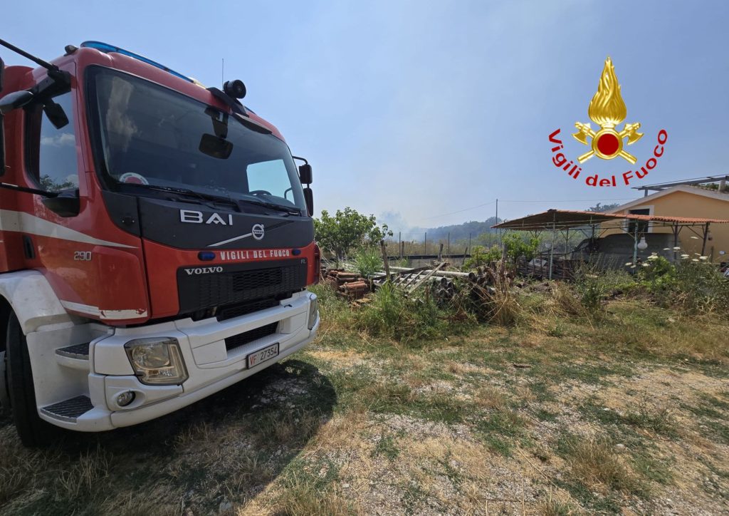 Maxi incendio a Persano: fiamme vicino al comprensorio militare