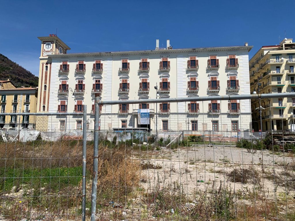 Lungomare “sventrato” a Salerno: il restyling di piazza Cavour in autunno