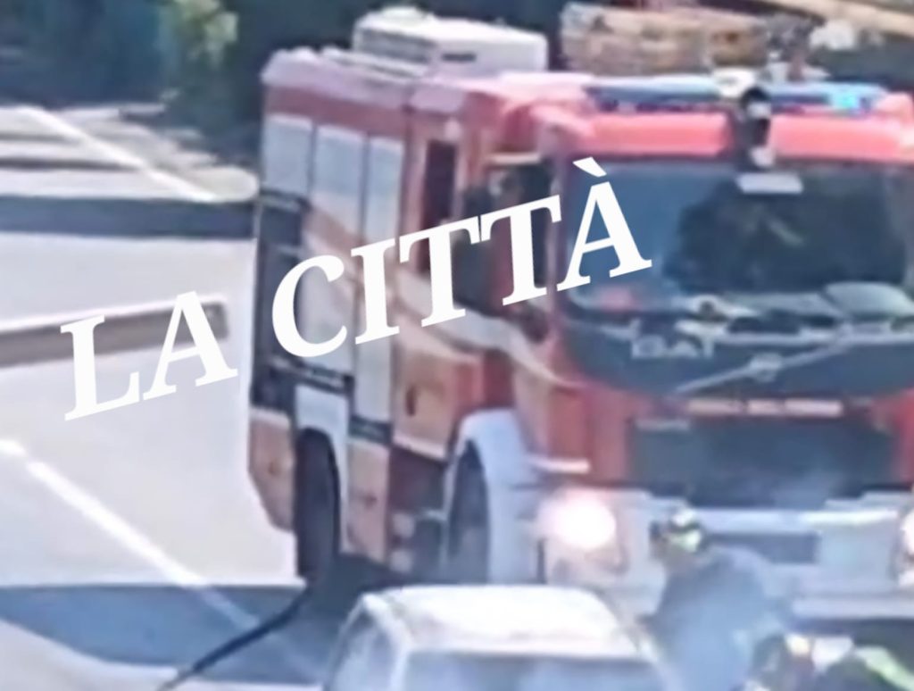 Cava de’ Tirreni, auto in transito prende fuoco