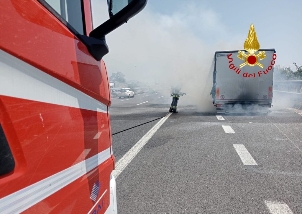 Incendio su un camion in A2 tra Pontecagnano Nord e Sud