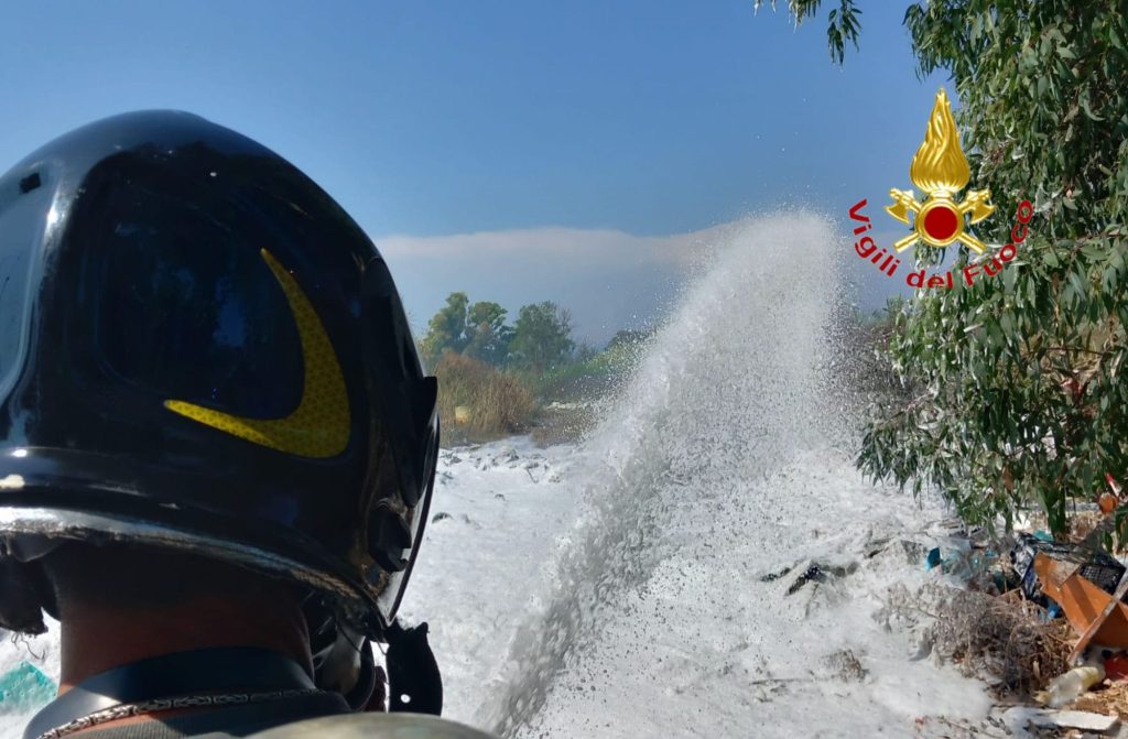 Pontecagnano Faiano, ancora fiamme nella discarica abusiva di via Lago di Caldonazzo