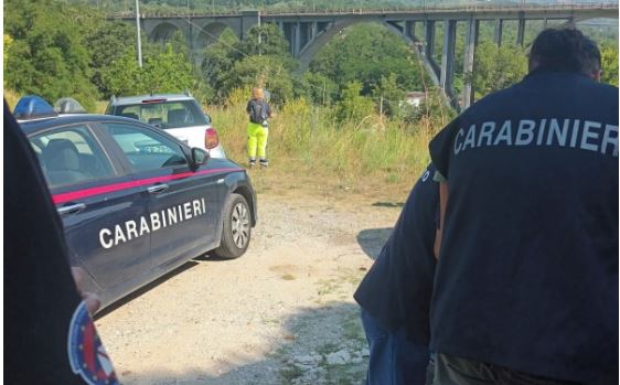 Centola, caccia al rapinatore ferito con droni e cani
