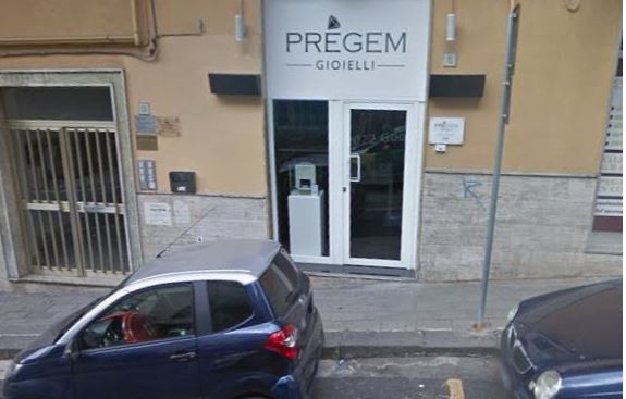 Salerno, la banda dell’Audi svaligia una gioielleria