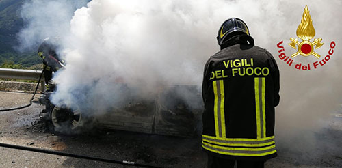 Auto in fiamme sul Valico di Chiunzi: salve due turiste