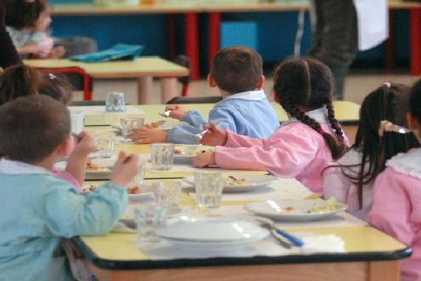 Nocera Inferiore, sospesa la mensa scolastica: famiglie sul piede di guerra