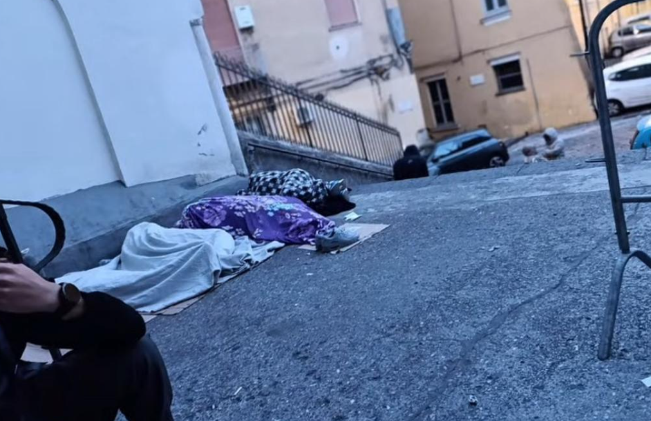 Salerno, largo San Tommaso diventa un dormitorio