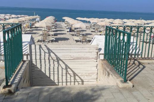Salerno, i balneatori sbarrano di nuovo la spiaggia