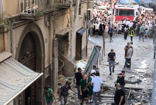 Napoli, esplosione e crollo in un palazzo: un morto e due feriti