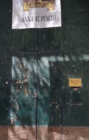 Choc a Salerno, la chiesa imbrattata con escrementi umani