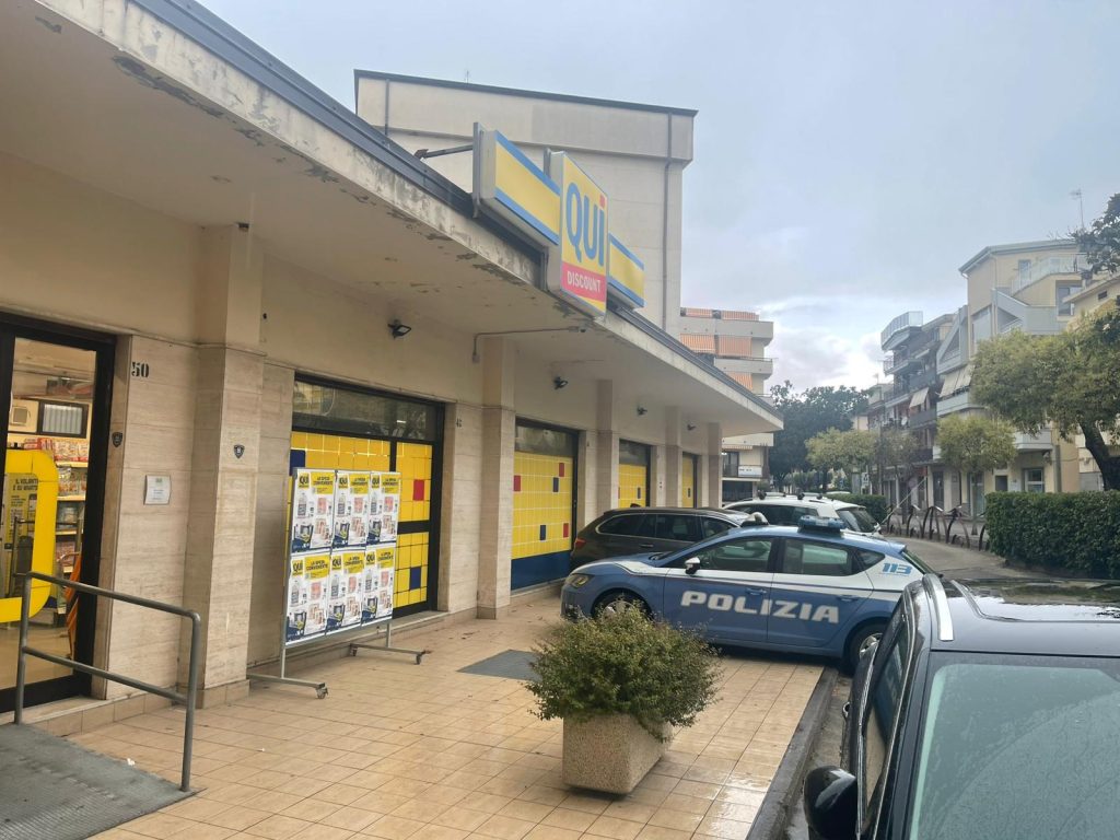 Battipaglia, armato di pistola rapina il “Qui”