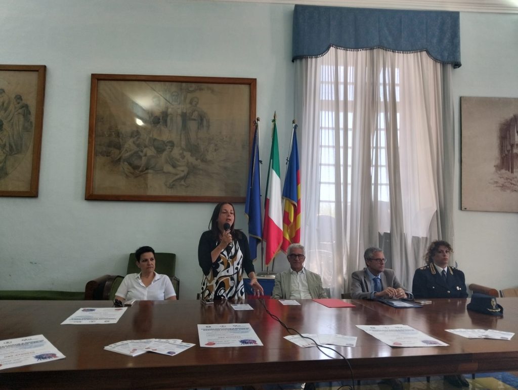 Ufficio immigrazione a Salerno, c’è il patto anti-caos: «Più servizi e dignità»