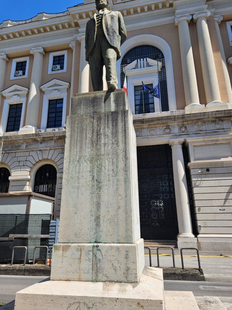 Salerno, la statua di Amendola nel degrado: «Il Comune intervenga»