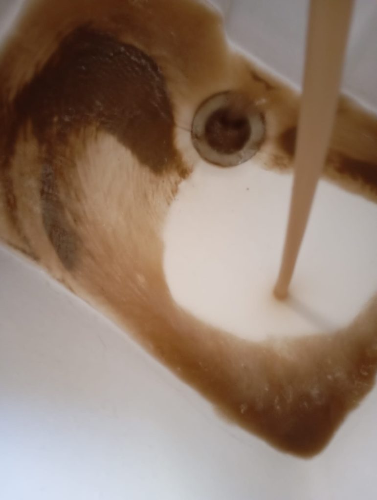 Eboli, acqua gialla dai rubinetti