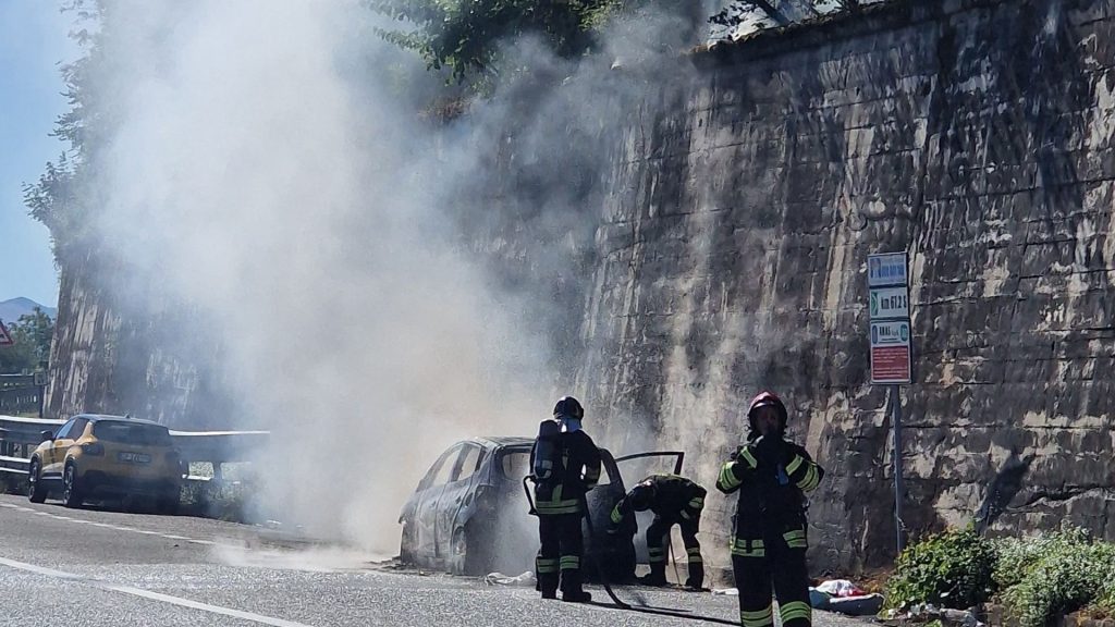 Auto a Gpl in fiamme sull’A2: sfiorata la tragedia
