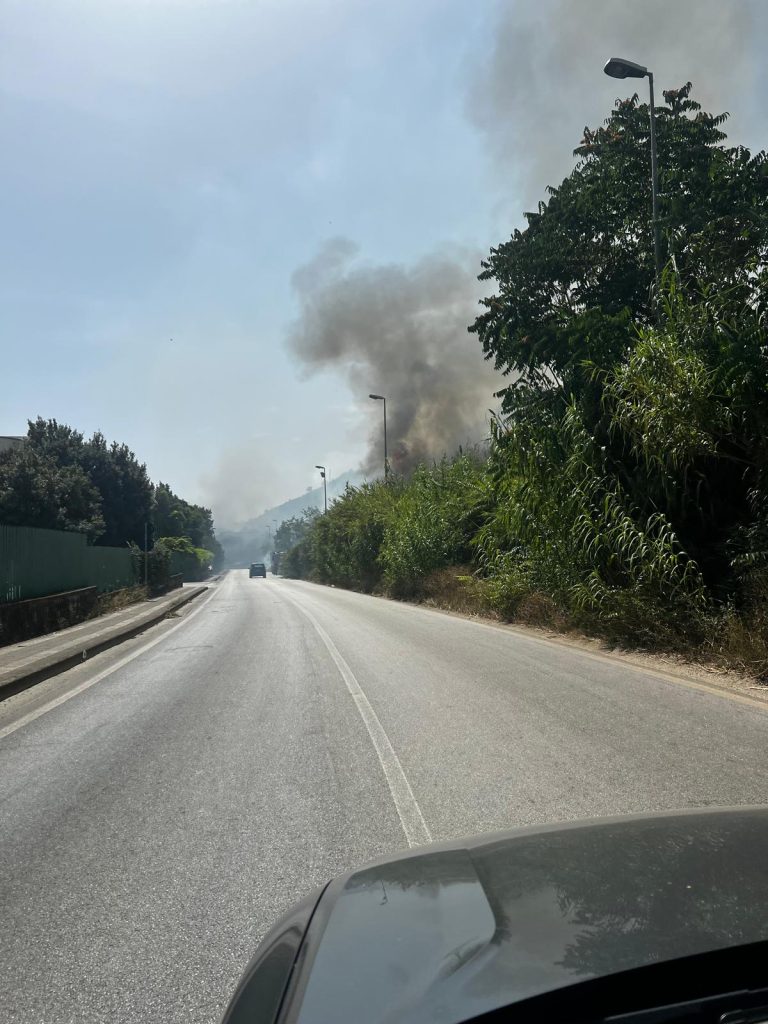 Eboli, incendio di sterpaglie, fumo nero in autostrada