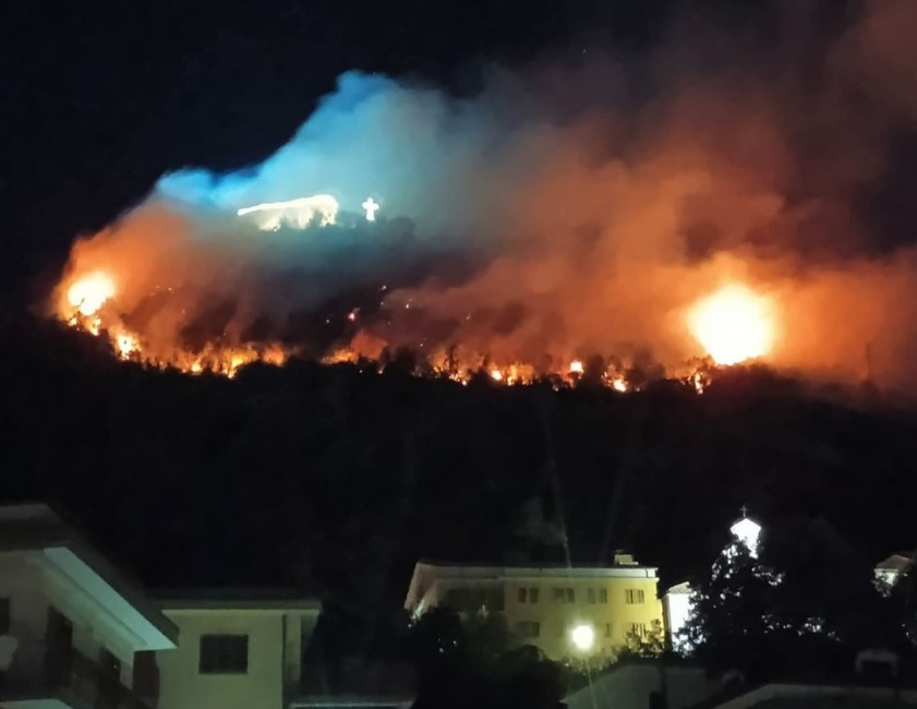 Cava de’ Tirreni, rogo al Monte Castello: scatta l’esposto