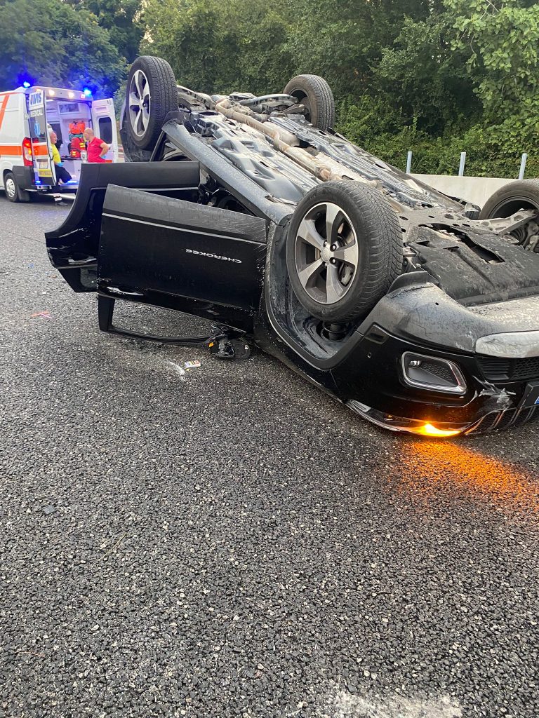 Salerno, tragedia sull’A2: auto si ribalta. Morto il conducente