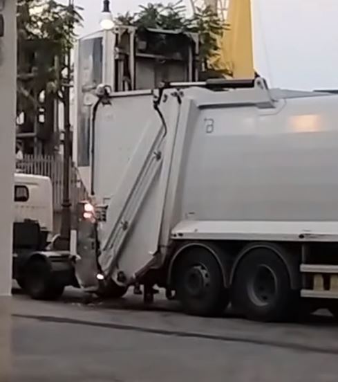 Salerno, rifiuti “caricati” in strada: c’è la diffida